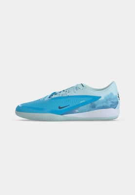 Blaue Nike-Schuhe mit Wolkenmotiv und Nike-Logo. Blaue Nike-Schuhe mit Wolkenmotiv und Nike-Logo.