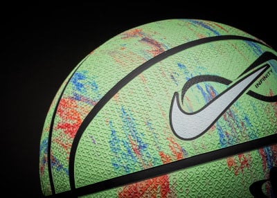 Detail eines hellgrünen Nike-Basketballs mit Farbflecken.