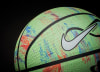 Detail eines hellgrünen Nike-Basketballs mit Farbflecken.