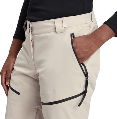 Detail einer Damen-Skihose in Beige mit Tasche und Reißverschluss. Detail einer Damen-Skihose in Beige mit Tasche und Reißverschluss.