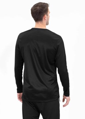 Mann in schwarzem Langarmshirt, Rückansicht, isoliert auf weißem Hintergrund. Mann in schwarzem Langarmshirt, Rückansicht, isoliert auf weißem Hintergrund.
