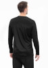 Mann in schwarzem Langarmshirt, Rückansicht, isoliert auf weißem Hintergrund.