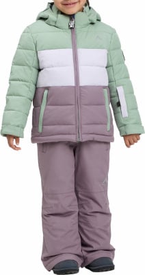 Mädchen in einer hellgrünen und lila Winter-Skibekleidung mit Kapuze. Mädchen in einer hellgrünen und lila Winter-Skibekleidung mit Kapuze.