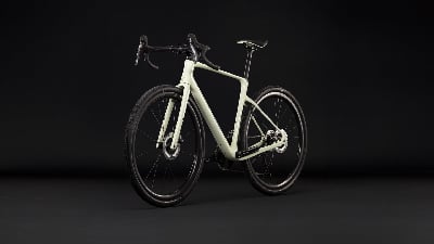 Modernes helles Gravelbike mit schwarzen Rädern und Details. Modernes helles Gravelbike mit schwarzen Rädern und Details.