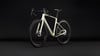 Modernes helles Gravelbike mit schwarzen Rädern und Details.