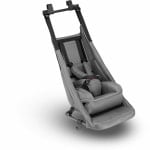 Grauer Kindersitz mit Gurten und Kopfstütze, bereit zur Verwendung.