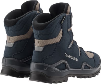 Damen-Winterstiefel von Lowa in Dunkelblau mit braunen Details und Reflektoren. Damen-Winterstiefel von Lowa in Dunkelblau mit braunen Details und Reflektoren.