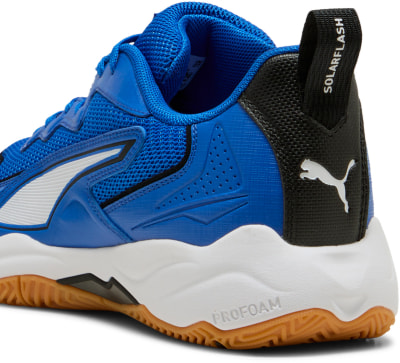 Blauer Puma-Sportschuh mit weißem Streifen und schwarzem Absatz. Blauer Puma-Sportschuh mit weißem Streifen und schwarzem Absatz.