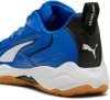 Blauer Puma-Sportschuh mit weißem Streifen und schwarzem Absatz.