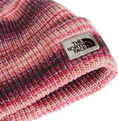 Eine rosa Mütze mit The North Face Logo und meliertem Muster. Eine rosa Mütze mit The North Face Logo und meliertem Muster.