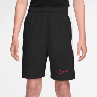 Schwarze Shorts mit weißem Streifen und rotem Nike-Logo am Oberschenkel. Schwarze Shorts mit weißem Streifen und rotem Nike-Logo am Oberschenkel.