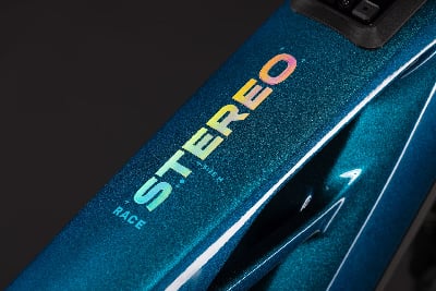 Blauer Fahrradrahmen mit holografischem Schriftzug STEREO RACE und Größe M. Blauer Fahrradrahmen mit holografischem Schriftzug STEREO RACE und Größe M.