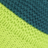 Detail einer Strickware mit zwei diagonalen Streifen in Limettengrün und Dunkelblau.