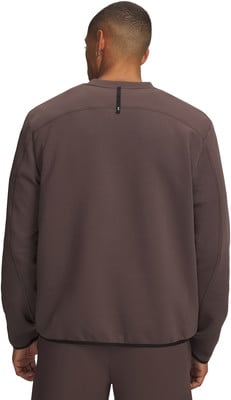Rückansicht eines Mannes in einem braunen Sweatshirt mit schwarzem Saum und Logo am Rücken. Rückansicht eines Mannes in einem braunen Sweatshirt mit schwarzem Saum und Logo am Rücken.