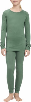 Mädchen in einem grünen Langarm-Thermoshirt und Leggings. Mädchen in einem grünen Langarm-Thermoshirt und Leggings.