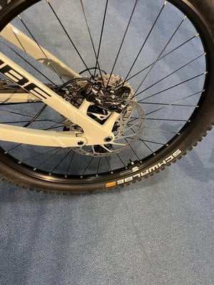 Hinterrad eines Mountainbikes mit Scheibenbremse und Markenschriftzug. Hinterrad eines Mountainbikes mit Scheibenbremse und Markenschriftzug.