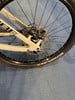 Hinterrad eines Mountainbikes mit Scheibenbremse und Markenschriftzug.