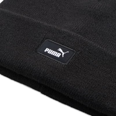 Schwarze Puma-Mütze mit weißem Logo auf schwarzem Etikett. Schwarze Puma-Mütze mit weißem Logo auf schwarzem Etikett.