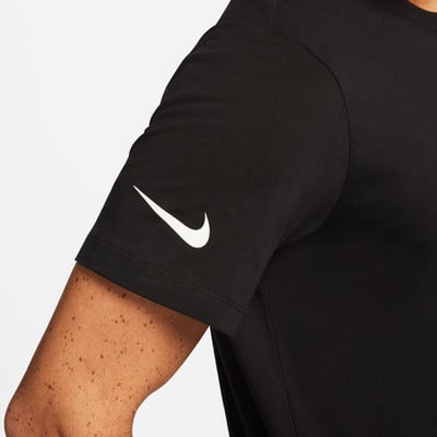 Schwarzes T-Shirt mit weißem Nike-Logo auf dem Ärmel. Schwarzes T-Shirt mit weißem Nike-Logo auf dem Ärmel.