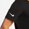 Schwarzes T-Shirt mit weißem Nike-Logo auf dem Ärmel.