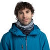 Ein Mann in einer blauen Jacke und einem Tarnschal lächelt.