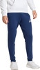 Blaue Jogginghose mit weißem Adidas-Logo und weißen Turnschuhen.
