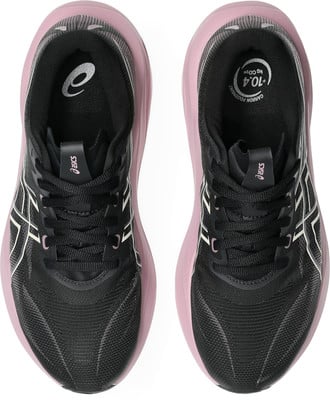 Schwarze Asics Laufschuhe mit rosa Sohle und Logo auf der Einlegesohle.