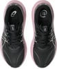 Schwarze Asics Laufschuhe mit rosa Sohle und Logo auf der Einlegesohle.