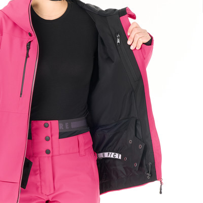 Detail der Innenseite einer rosa Jacke mit Taschen und Logo. Detail der Innenseite einer rosa Jacke mit Taschen und Logo.