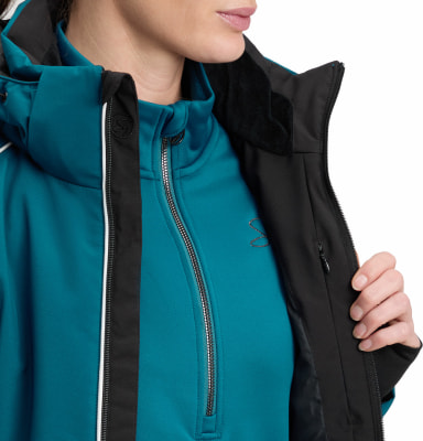 Detail einer Damenjacke mit blauem Oberteil und schwarzem Kragen. Detail einer Damenjacke mit blauem Oberteil und schwarzem Kragen.