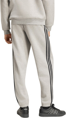 Graue Jogginghose mit schwarzen Streifen an den Beinen und schwarzen Turnschuhen.