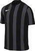 Schwarzes T-Shirt mit dunkelgrauen vertikalen Streifen und Nike-Logo.