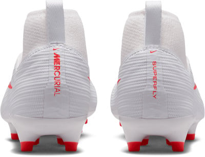 Rückansicht eines weißen Nike Mercurial Superfly Fußballschuhs mit roten Akzenten.