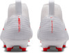 Rückansicht eines weißen Nike Mercurial Superfly Fußballschuhs mit roten Akzenten.