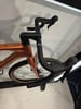 Detail des Gravelbike-Lenkers mit Lenkerband und Bremshebeln.
