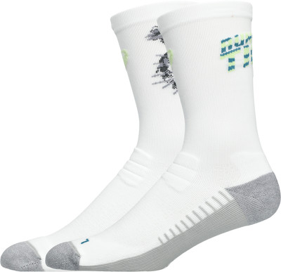 Zwei weiße Socken mit Aufdruck und grauem Absatz und Zehen. Zwei weiße Socken mit Aufdruck und grauem Absatz und Zehen.