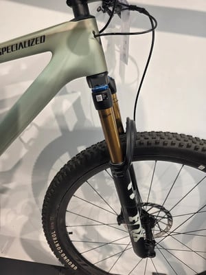 Vorderseite eines Specialized Mountainbikes mit FOX-Federgabel und Ground Control-Reifen. Vorderseite eines Specialized Mountainbikes mit FOX-Federgabel und Ground Control-Reifen.
