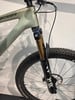 Vorderseite eines Specialized Mountainbikes mit FOX-Federgabel und Ground Control-Reifen.