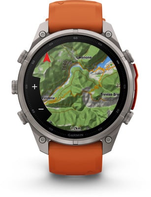 Eine Garmin Smartwatch mit orangefarbenem Armband zeigt eine Karte mit einer Route. Eine Garmin Smartwatch mit orangefarbenem Armband zeigt eine Karte mit einer Route.