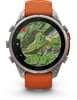 Eine Garmin Smartwatch mit orangefarbenem Armband zeigt eine Karte mit einer Route.