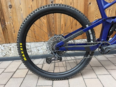 Hinterrad eines Mountainbikes mit MAXXIS-Aufschrift auf dem Reifen. Hinterrad eines Mountainbikes mit MAXXIS-Aufschrift auf dem Reifen.