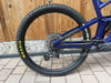 Hinterrad eines Mountainbikes mit MAXXIS-Aufschrift auf dem Reifen.