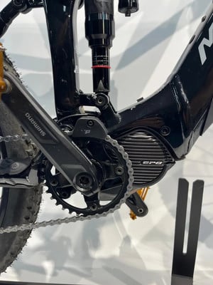Detail eines E-Mountainbikes mit Dämpfer, Kurbel und Kette. Detail eines E-Mountainbikes mit Dämpfer, Kurbel und Kette.