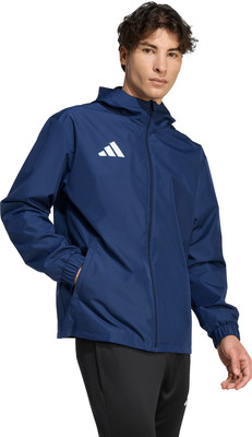 Ein Mann in einer dunkelblauen Kapuzenjacke mit Adidas-Logo. Ein Mann in einer dunkelblauen Kapuzenjacke mit Adidas-Logo.