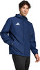 Ein Mann in einer dunkelblauen Kapuzenjacke mit Adidas-Logo.