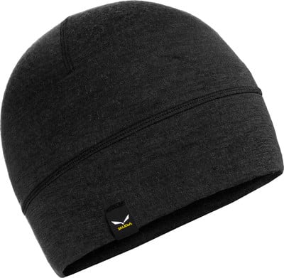 Schwarze Mütze mit Salewa-Logo am unteren Rand. Schwarze Mütze mit Salewa-Logo am unteren Rand.
