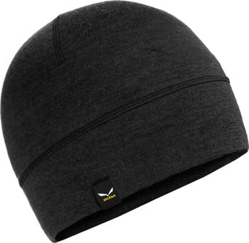 Schwarze Mütze mit Salewa-Logo am unteren Rand.