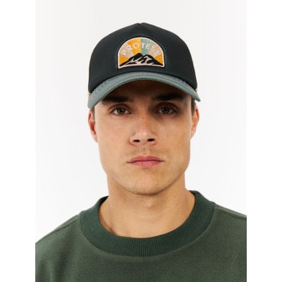 Protest PRTTux, šiltovka