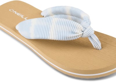 Brauner Flipflop mit blau-weiß gestreiftem Band mit Knoten. Brauner Flipflop mit blau-weiß gestreiftem Band mit Knoten.