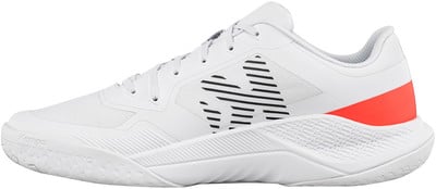 Weiße Sportschuhe mit schwarzen Streifen und einem orangefarbenen Fersendetail. Weiße Sportschuhe mit schwarzen Streifen und einem orangefarbenen Fersendetail.